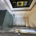 Уютный балкон с зонами для хранения и отдыха.